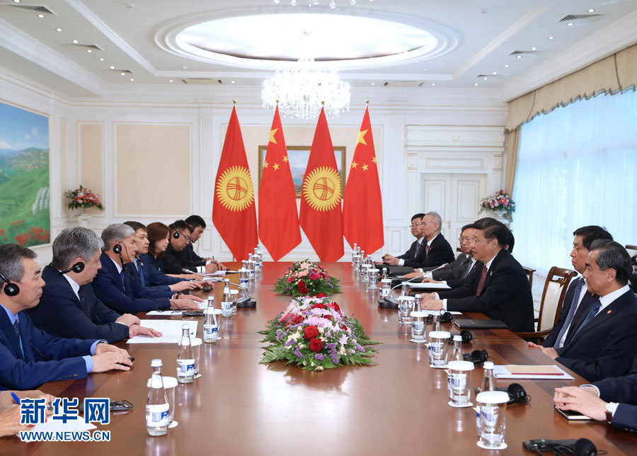 6月24日，國家主席習(xí)近平在烏茲別克斯坦塔什干會(huì)見吉爾吉斯斯坦總統(tǒng)阿坦巴耶夫。 新華社記者 馬占成 攝