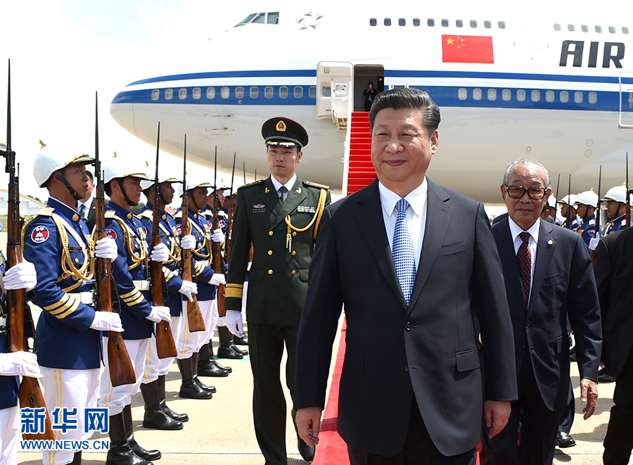10月13日，國(guó)家主席習(xí)近平乘專機(jī)抵達(dá)金邊國(guó)際機(jī)場(chǎng)，開始對(duì)柬埔寨王國(guó)進(jìn)行國(guó)事訪問。柬埔寨副首相兼王宮事務(wù)大臣貢桑奧親王和夏卡朋親王、阿倫公主等在舷梯旁熱情迎接習(xí)近平主席。新華社記者　謝環(huán)馳　攝