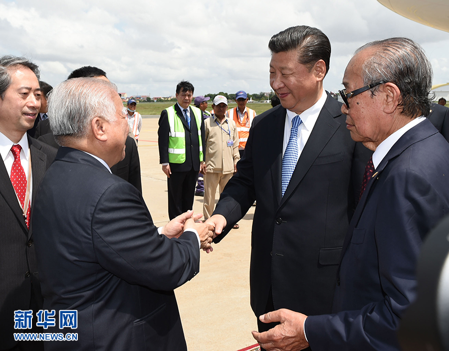 10月13日，國(guó)家主席習(xí)近平乘專機(jī)抵達(dá)金邊國(guó)際機(jī)場(chǎng)，開始對(duì)柬埔寨王國(guó)進(jìn)行國(guó)事訪問。柬埔寨副首相兼王宮事務(wù)大臣貢桑奧親王和夏卡朋親王、阿倫公主等在舷梯旁熱情迎接習(xí)近平主席。新華社記者　謝環(huán)馳　攝