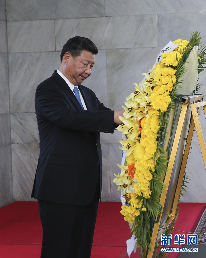 10月13日，國(guó)家主席習(xí)近平在金邊同柬埔寨首相洪森舉行會(huì)談。會(huì)談前，習(xí)近平向柬埔寨獨(dú)立紀(jì)念碑獻(xiàn)花圈。 新華社記者丁林?jǐn)z 