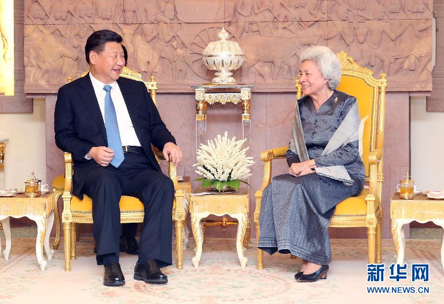 10月13日，國(guó)家主席習(xí)近平在金邊看望柬埔寨太后莫尼列。新華社記者姚大偉攝 