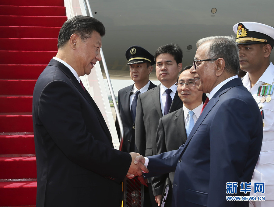10月14日，國家主席習(xí)近平抵達(dá)達(dá)卡，開始對(duì)孟加拉人民共和國進(jìn)行國事訪問。這是孟加拉國總統(tǒng)哈米德在舷梯旁迎接習(xí)近平主席。 新華社記者蘭紅光 攝