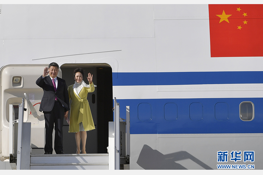 當(dāng)?shù)貢r(shí)間11月17日，國(guó)家主席習(xí)近平乘專機(jī)抵達(dá)基多，開(kāi)始對(duì)厄瓜多爾共和國(guó)進(jìn)行國(guó)事訪問(wèn)。這是習(xí)近平與夫人彭麗媛向歡迎人群揮手致意。新華社記者 王曄 攝 