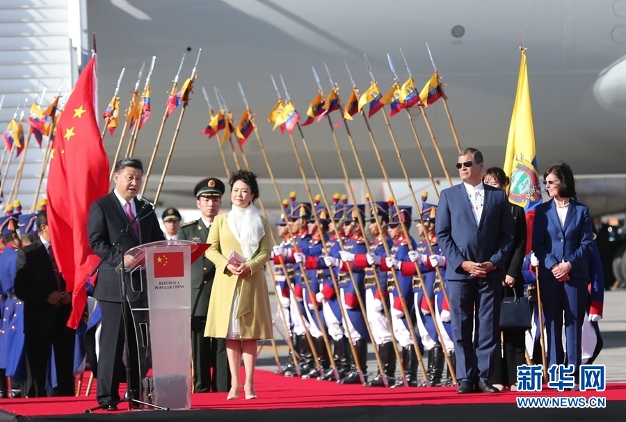 當(dāng)?shù)貢r(shí)間11月17日，國(guó)家主席習(xí)近平乘專機(jī)抵達(dá)基多，開(kāi)始對(duì)厄瓜多爾共和國(guó)進(jìn)行國(guó)事訪問(wèn)。厄瓜多爾總統(tǒng)科雷亞在機(jī)場(chǎng)為習(xí)近平舉行隆重歡迎儀式。這是習(xí)近平在歡迎儀式上致辭。新華社記者 馬占成 攝 