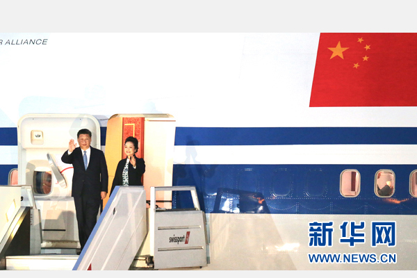 當(dāng)?shù)貢r(shí)間11月18日，國(guó)家主席習(xí)近平抵達(dá)利馬，出席亞太經(jīng)合組織第二十四次領(lǐng)導(dǎo)人非正式會(huì)議并對(duì)秘魯共和國(guó)進(jìn)行國(guó)事訪問。習(xí)近平和夫人彭麗媛受到秘魯副總統(tǒng)阿勞斯等熱情迎接。新華社記者 丁林 攝