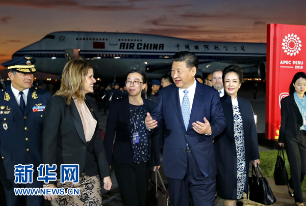 當(dāng)?shù)貢r(shí)間11月18日，國(guó)家主席習(xí)近平抵達(dá)利馬，出席亞太經(jīng)合組織第二十四次領(lǐng)導(dǎo)人非正式會(huì)議并對(duì)秘魯共和國(guó)進(jìn)行國(guó)事訪問。習(xí)近平和夫人彭麗媛受到秘魯副總統(tǒng)阿勞斯等熱情迎接。新華社記者 鞠鵬 攝