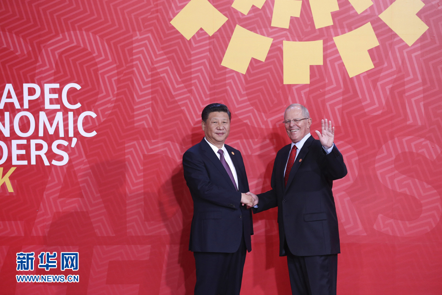 11月20日，亞太經(jīng)合組織第二十四次領(lǐng)導(dǎo)人非正式會(huì)議在秘魯利馬舉行。國(guó)家主席習(xí)近平出席并發(fā)表題為《面向未來開拓進(jìn)取促進(jìn)亞太發(fā)展繁榮》的重要講話。這是會(huì)議開始前，習(xí)近平受到秘魯總統(tǒng)庫琴斯基的熱情迎接。 新華社記者 龐興雷 攝