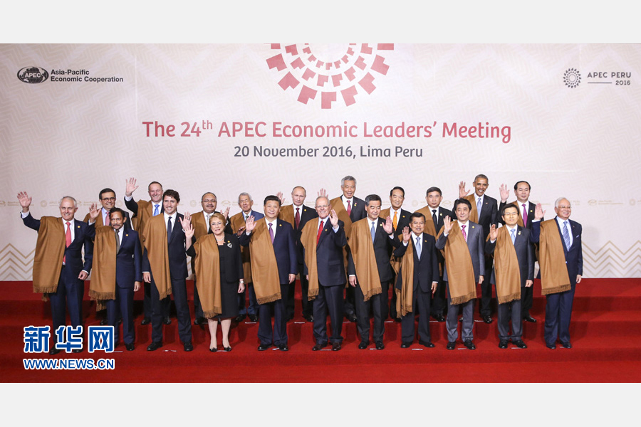 11月20日，亞太經(jīng)合組織第二十四次領(lǐng)導(dǎo)人非正式會(huì)議在秘魯利馬舉行。國(guó)家主席習(xí)近平出席并發(fā)表題為《面向未來開拓進(jìn)取促進(jìn)亞太發(fā)展繁榮》的重要講話。這是會(huì)議期間，國(guó)家主席習(xí)近平同其他亞太經(jīng)合組織成員經(jīng)濟(jì)體領(lǐng)導(dǎo)人、代表合影。 新華社記者 丁林 攝