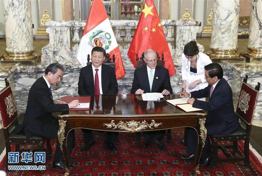 11月21日，國(guó)家主席習(xí)近平在利馬同秘魯總統(tǒng)庫(kù)琴斯基舉行會(huì)談。會(huì)談后，兩國(guó)元首見(jiàn)證《中華人民共和國(guó)政府與秘魯共和國(guó)政府2016年至2021年共同行動(dòng)計(jì)劃》等文件的簽署。新華社記者 龐興雷 攝