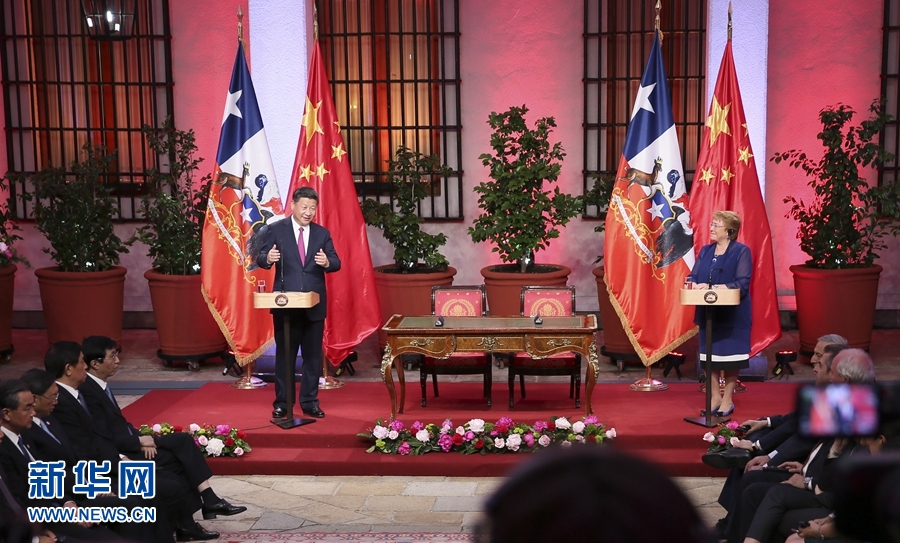 11月22日，國(guó)家主席習(xí)近平在圣地亞哥同智利總統(tǒng)巴切萊特舉行會(huì)談。這是會(huì)談后，兩國(guó)元首共同會(huì)見(jiàn)記者。 新華社記者 蘭紅光 攝