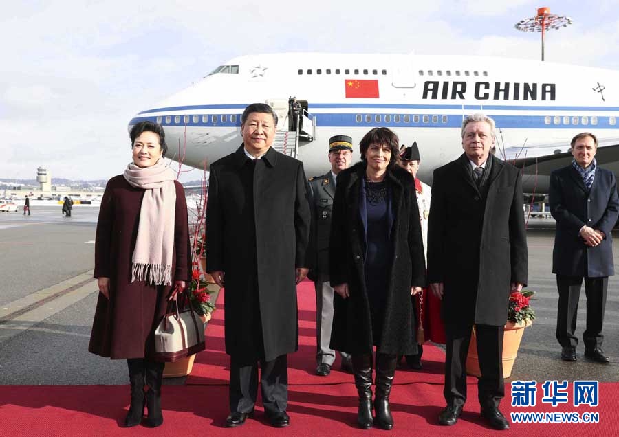 1月15日，國家主席習(xí)近平乘專機(jī)抵達(dá)蘇黎世，開始對瑞士聯(lián)邦進(jìn)行國事訪問。這是瑞士聯(lián)邦主席洛伊特哈德在機(jī)場為習(xí)近平和夫人彭麗媛舉行隆重歡迎儀式。 新華社記者 蘭紅光 攝