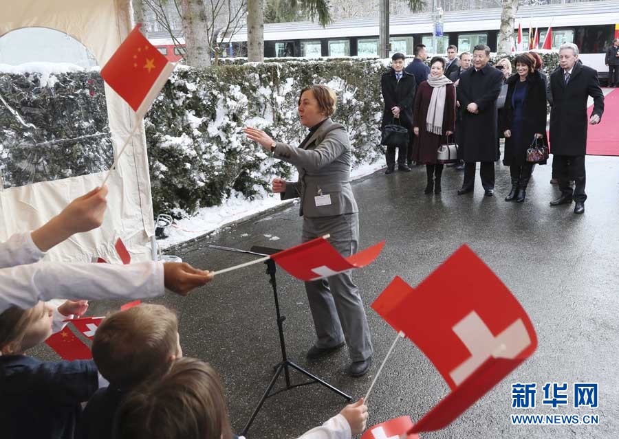 這是習(xí)近平和夫人彭麗媛在伯爾尼克爾薩茨火車站觀看瑞士童聲合唱團表演。 新華社記者 蘭紅光 攝