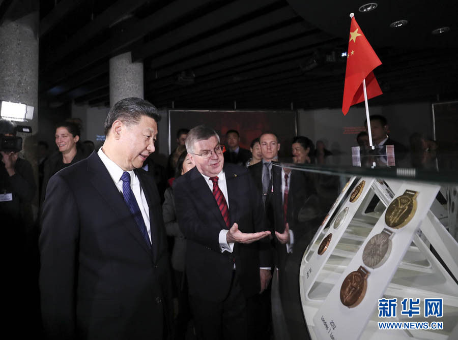 1月18日，國家主席習近平在瑞士洛桑國際奧林匹克博物館會見國際奧林匹克委員會主席巴赫。這是會見后，習近平在巴赫陪同下參觀往屆奧運會獎牌展。新華社記者 蘭紅光 攝