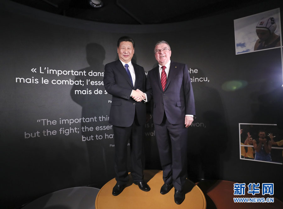 1月18日，國家主席習近平在瑞士洛桑國際奧林匹克博物館會見國際奧林匹克委員會主席巴赫。這是習近平和巴赫在奧運冠軍領(lǐng)獎臺上合影。新華社記者 蘭紅光 攝
