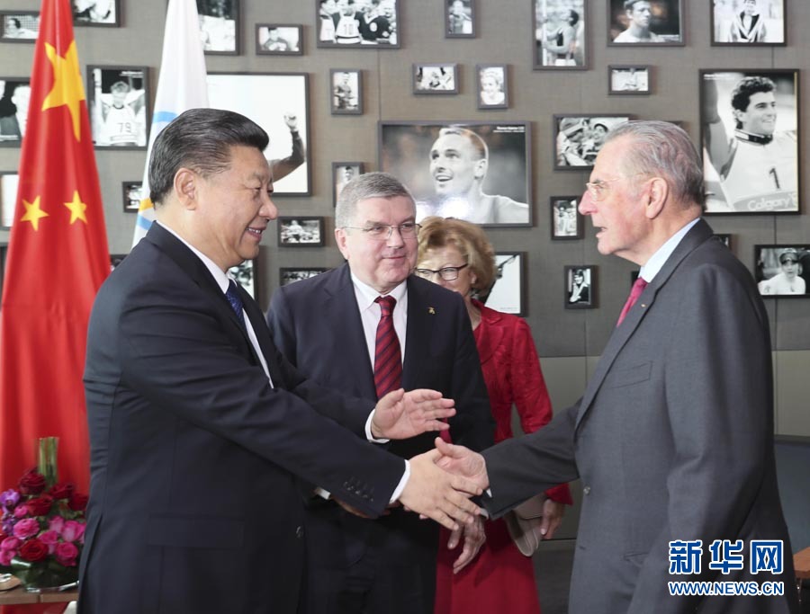 1月18日，國家主席習近平在瑞士洛桑國際奧林匹克博物館會見國際奧林匹克委員會主席巴赫。這是會見后，習近平與國際奧委會名譽主席羅格交談。新華社記者 蘭紅光 攝