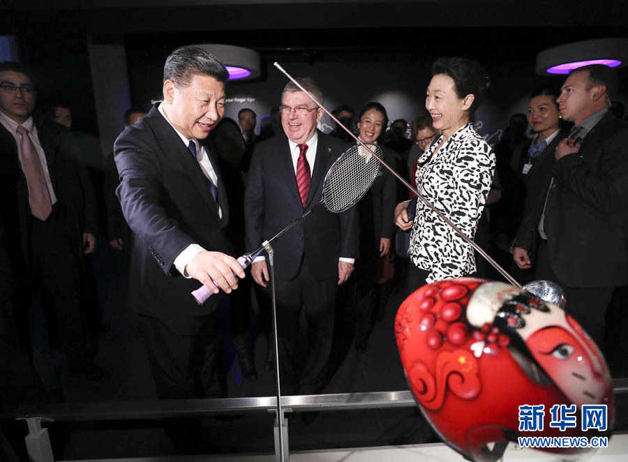1月18日，國家主席習近平在瑞士洛桑國際奧林匹克博物館會見國際奧林匹克委員會主席巴赫。這是習近平在巴赫陪同下，參觀羽毛球世界冠軍李玲蔚用過的球拍。新華社記者 蘭紅光 攝