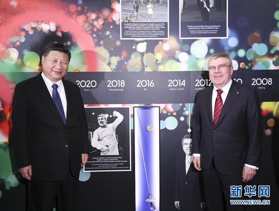 1月18日，國家主席習近平在瑞士洛桑國際奧林匹克博物館會見國際奧林匹克委員會主席巴赫。這是習近平與巴赫在巴赫作為擊劍運動員參加奧運會的照片前合影。新華社記者 蘭紅光 攝