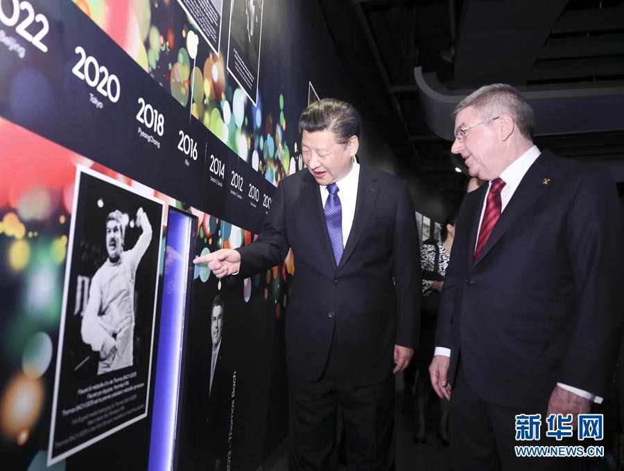 1月18日，國家主席習近平在瑞士洛桑國際奧林匹克博物館會見國際奧林匹克委員會主席巴赫。這是習近平在巴赫陪同下，參觀巴赫作為擊劍運動員參加奧運會的照片。新華社記者 蘭紅光 攝