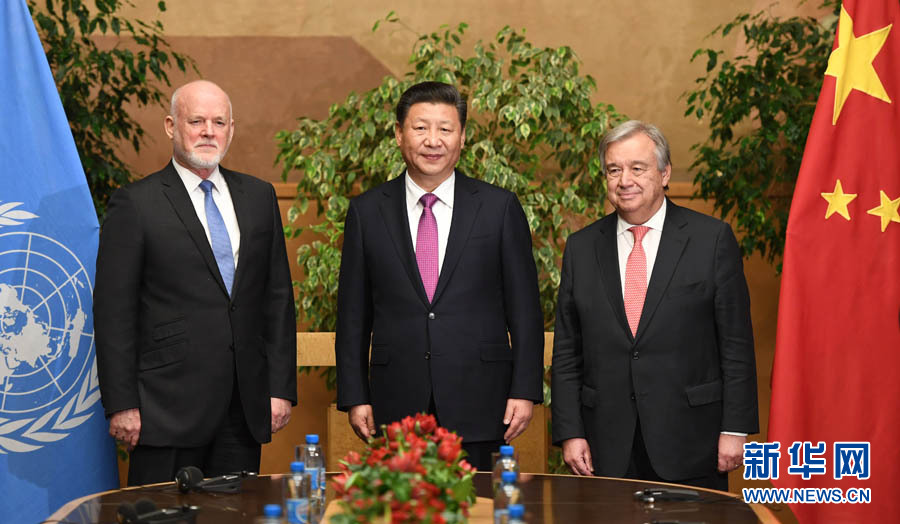 1月18日，國(guó)家主席習(xí)近平在瑞士日內(nèi)瓦萬(wàn)國(guó)宮會(huì)見第71屆聯(lián)合國(guó)大會(huì)主席湯姆森和聯(lián)合國(guó)秘書長(zhǎng)古特雷斯。 新華社記者 張鐸 攝