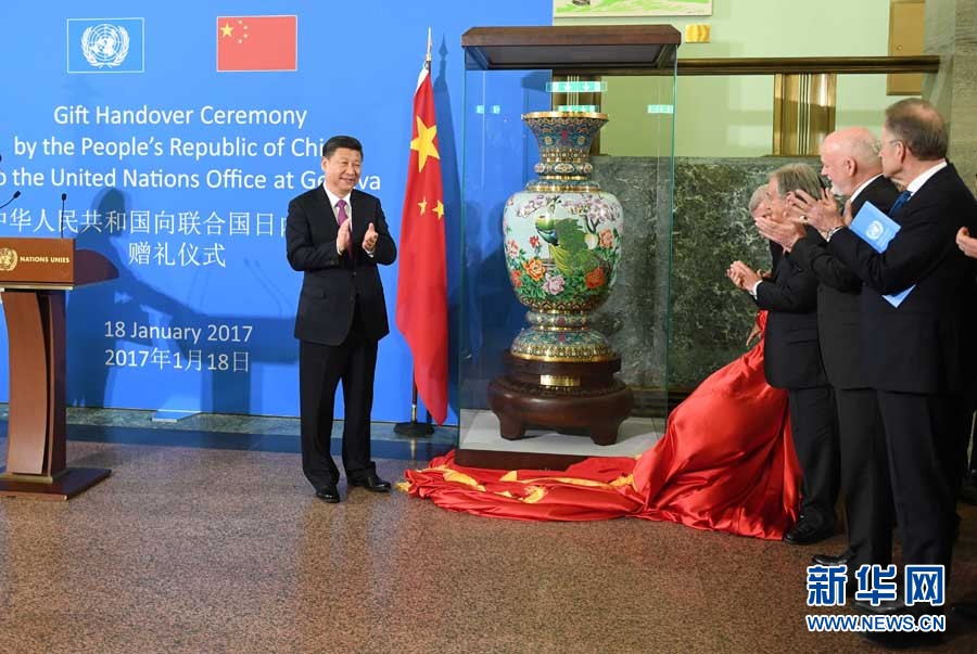 1月18日，國家主席習(xí)近平在瑞士日內(nèi)瓦萬國宮出席&ldquo;共商共筑人類命運(yùn)共同體&rdquo;高級別會(huì)議，并發(fā)表題為《共同構(gòu)建人類命運(yùn)共同體》的主旨演講。這是會(huì)議結(jié)束后，習(xí)近平出席中國向聯(lián)合國日內(nèi)瓦總部贈(zèng)禮儀式。新華社記者 張鐸 攝