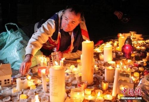 3月23日晚，倫敦民眾在市中心的特拉法加廣場舉行燭光集會，悼念此前一天發(fā)生在英國議會大廈附近的恐怖襲擊事件遇難者。 <a target='_blank' ><p  align=