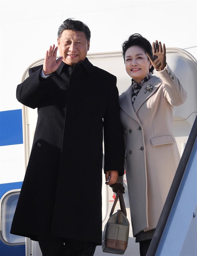4月4日，國(guó)家主席習(xí)近平乘專(zhuān)機(jī)抵達(dá)赫爾辛基，開(kāi)始對(duì)芬蘭共和國(guó)進(jìn)行國(guó)事訪(fǎng)問(wèn)。這是習(xí)近平和夫人彭麗媛步出艙門(mén)。 新華社記者 饒愛(ài)民 攝 