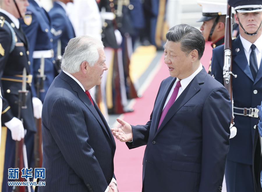 4月6日，國家主席習(xí)近平乘專機抵達美國佛羅里達州，將在海湖莊園同美國總統(tǒng)特朗普舉行中美元首會晤。習(xí)近平和夫人彭麗媛受到美國國務(wù)卿蒂勒森夫婦等熱情迎接。新華社記者 丁林 攝 