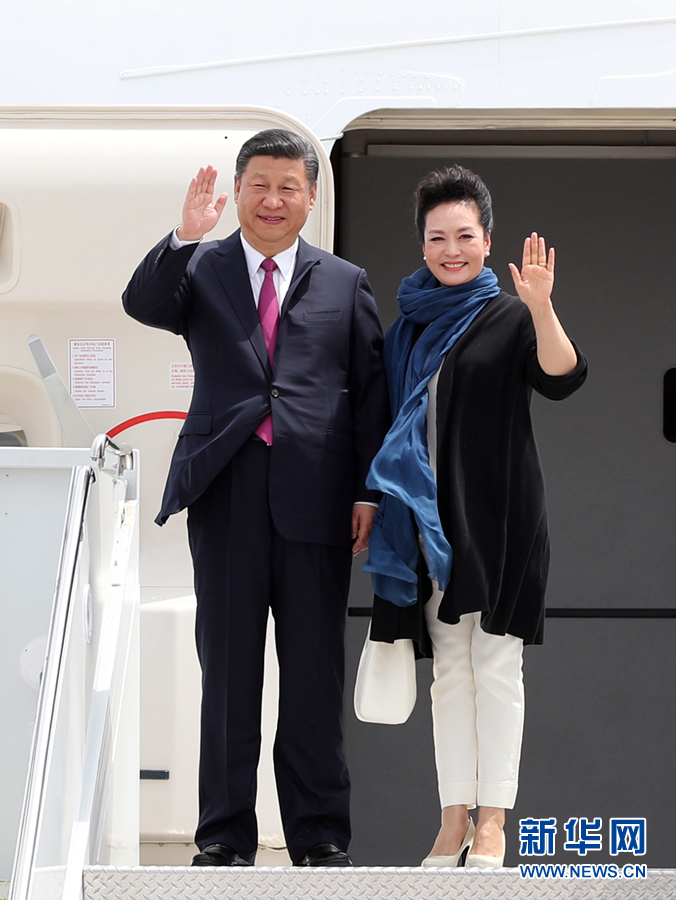4月6日，國家主席習(xí)近平乘專機抵達美國佛羅里達州，將在海湖莊園同美國總統(tǒng)特朗普舉行中美元首會晤。這是習(xí)近平和夫人彭麗媛步出機艙。新華社記者 劉衛(wèi)兵 攝 