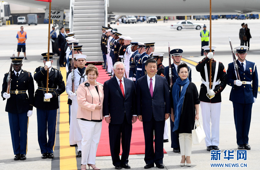 4月6日，國家主席習(xí)近平乘專機抵達美國佛羅里達州，將在海湖莊園同美國總統(tǒng)特朗普舉行中美元首會晤。習(xí)近平和夫人彭麗媛受到美國國務(wù)卿蒂勒森夫婦等熱情迎接。新華社記者 吳曉凌 攝