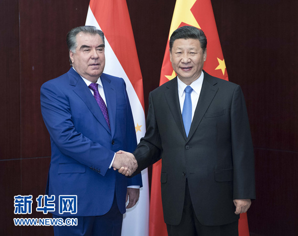 6月9日，國(guó)家主席習(xí)近平在阿斯塔納會(huì)見塔吉克斯坦總統(tǒng)拉赫蒙。新華社記者 李濤 攝