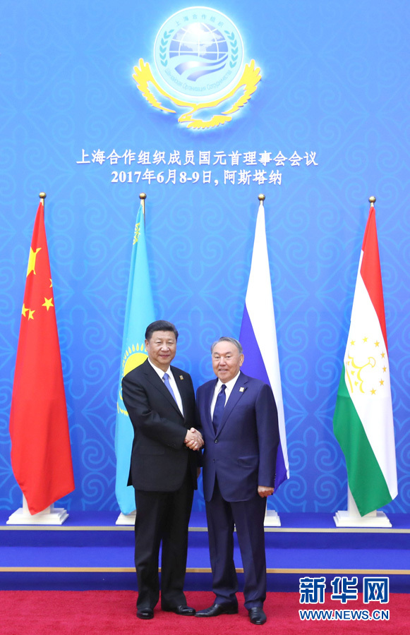 6月9日，國家主席習(xí)近平在哈薩克斯坦首都阿斯塔納出席上海合作組織成員國元首理事會第十七次會議并發(fā)表重要講話。這是習(xí)近平出席會議時，受到哈薩克斯坦總統(tǒng)納扎爾巴耶夫的熱情迎接。新華社記者 馬占成 攝