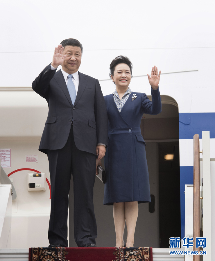 7月3日，國(guó)家主席習(xí)近平乘專(zhuān)機(jī)抵達(dá)莫斯科，開(kāi)始對(duì)俄羅斯聯(lián)邦進(jìn)行國(guó)事訪問(wèn)。這是習(xí)近平和夫人彭麗媛步出艙門(mén)。 新華社記者 李學(xué)仁 攝