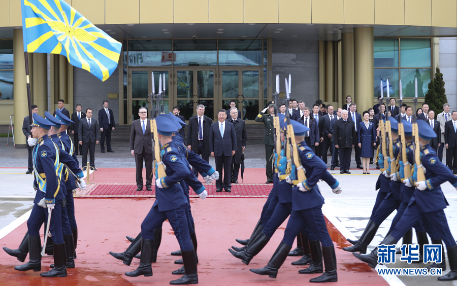 7月3日，國(guó)家主席習(xí)近平乘專(zhuān)機(jī)抵達(dá)莫斯科，開(kāi)始對(duì)俄羅斯聯(lián)邦進(jìn)行國(guó)事訪問(wèn)。這是習(xí)近平出席機(jī)場(chǎng)歡迎儀式。 新華社記者 謝環(huán)馳 攝