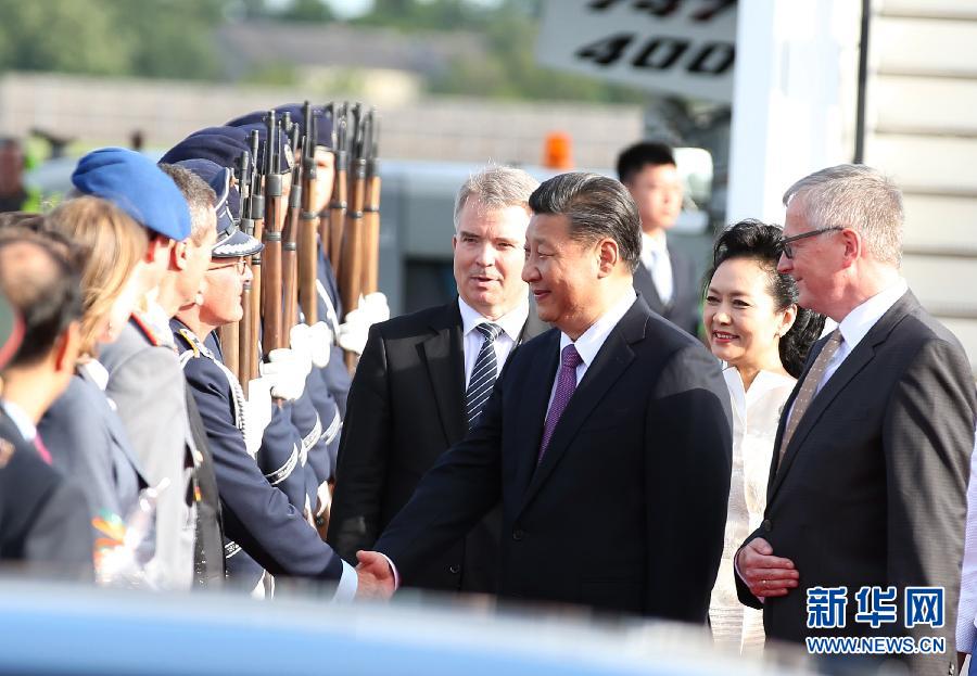 7月4日，國(guó)家主席習(xí)近平乘專機(jī)抵達(dá)柏林，開(kāi)始對(duì)德意志聯(lián)邦共和國(guó)進(jìn)行國(guó)事訪問(wèn)。德國(guó)政府高級(jí)官員在舷梯旁迎接習(xí)近平和夫人彭麗媛。新華社記者 姚大偉 攝