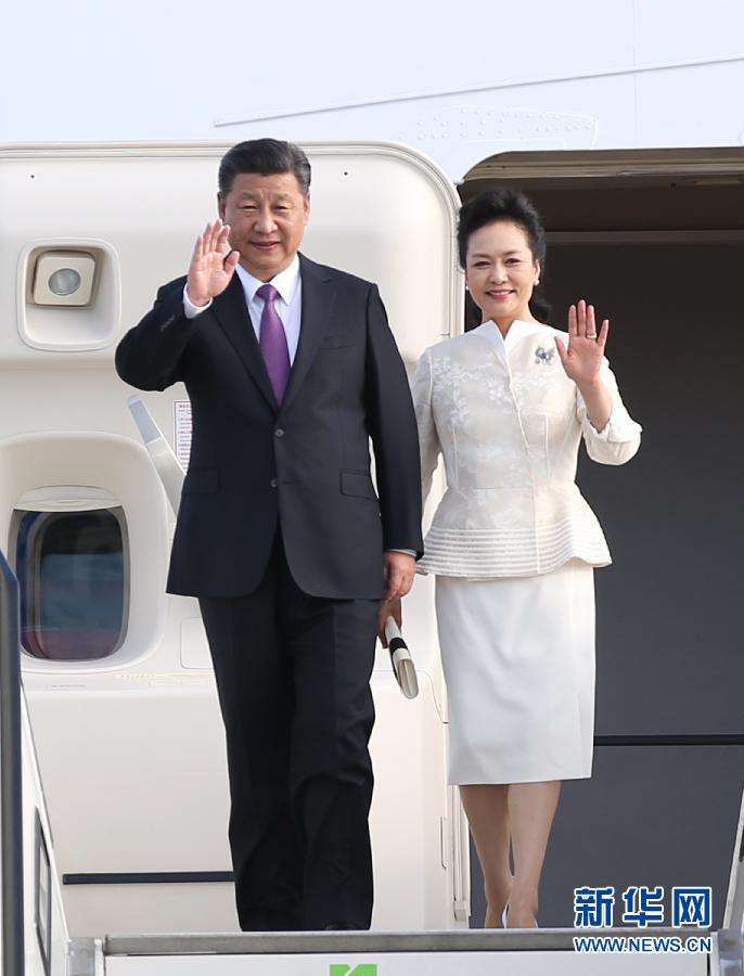 7月4日，國(guó)家主席習(xí)近平乘專機(jī)抵達(dá)柏林，開(kāi)始對(duì)德意志聯(lián)邦共和國(guó)進(jìn)行國(guó)事訪問(wèn)。這是習(xí)近平和夫人彭麗媛步出艙門(mén)。 新華社記者 姚大偉 攝