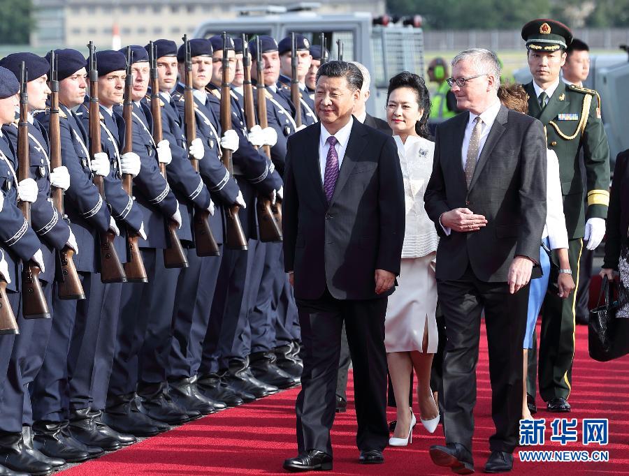 7月4日，國(guó)家主席習(xí)近平乘專機(jī)抵達(dá)柏林，開(kāi)始對(duì)德意志聯(lián)邦共和國(guó)進(jìn)行國(guó)事訪問(wèn)。德國(guó)政府高級(jí)官員在舷梯旁迎接習(xí)近平和夫人彭麗媛。新華社記者 王曄 攝