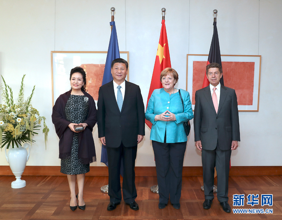 當(dāng)?shù)貢r間7月4日晚，剛剛抵達(dá)柏林的國家主席習(xí)近平在利伯曼故居同德國總理默克爾舉行會見。這是習(xí)近平和夫人彭麗媛抵達(dá)位于柏林市中心勃蘭登堡門附近的利伯曼故居時，受到默克爾和丈夫紹爾熱情迎接。新華社記者 馬占成 攝