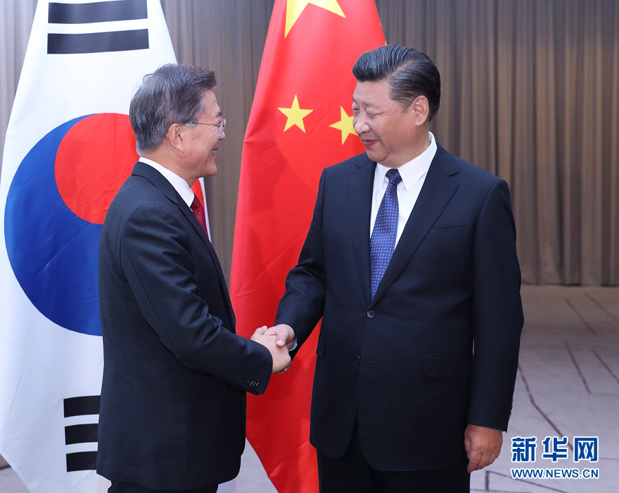 7月6日，國(guó)家主席習(xí)近平在柏林會(huì)見(jiàn)韓國(guó)總統(tǒng)文在寅。 新華社記者 王曄攝