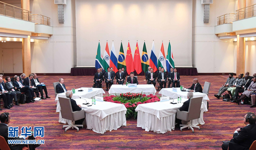 7月7日，國家主席習(xí)近平在德國漢堡主持金磚國家領(lǐng)導(dǎo)人非正式會(huì)晤，發(fā)表引導(dǎo)性講話和總結(jié)講話。南非總統(tǒng)祖馬、巴西總統(tǒng)特梅爾、俄羅斯總統(tǒng)普京、印度總理莫迪出席。新華社記者 張鐸 攝