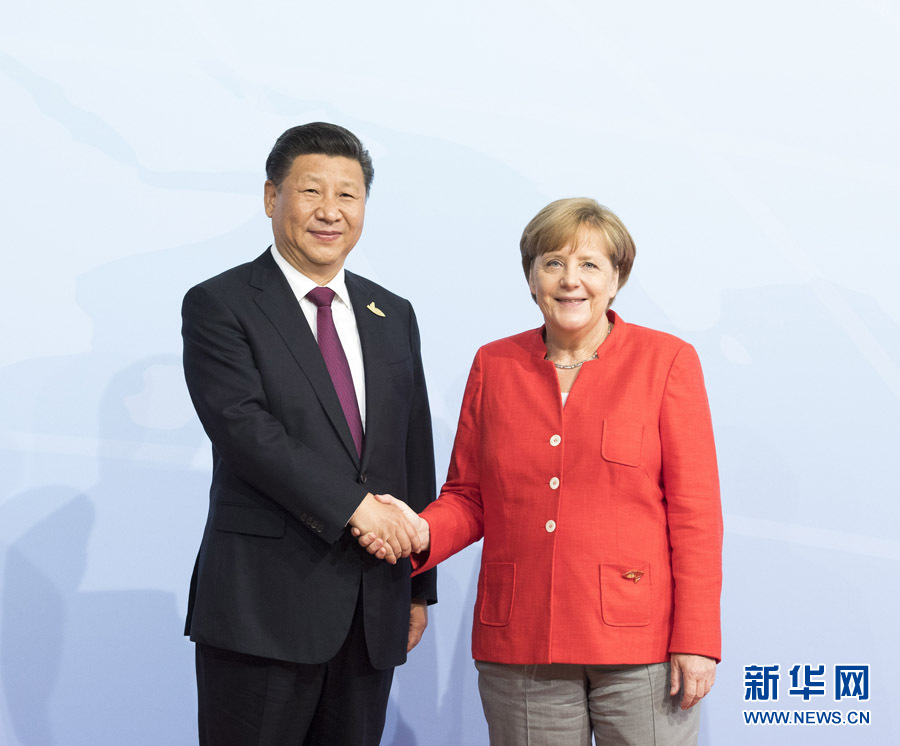 7月7日，二十國集團領(lǐng)導(dǎo)人第十二次峰會在德國漢堡舉行。國家主席習(xí)近平出席并發(fā)表題為《堅持開放包容　推動聯(lián)動增長》的重要講話。這是峰會開始前，習(xí)近平受到德國總理默克爾迎接。新華社記者 李學(xué)仁 攝 