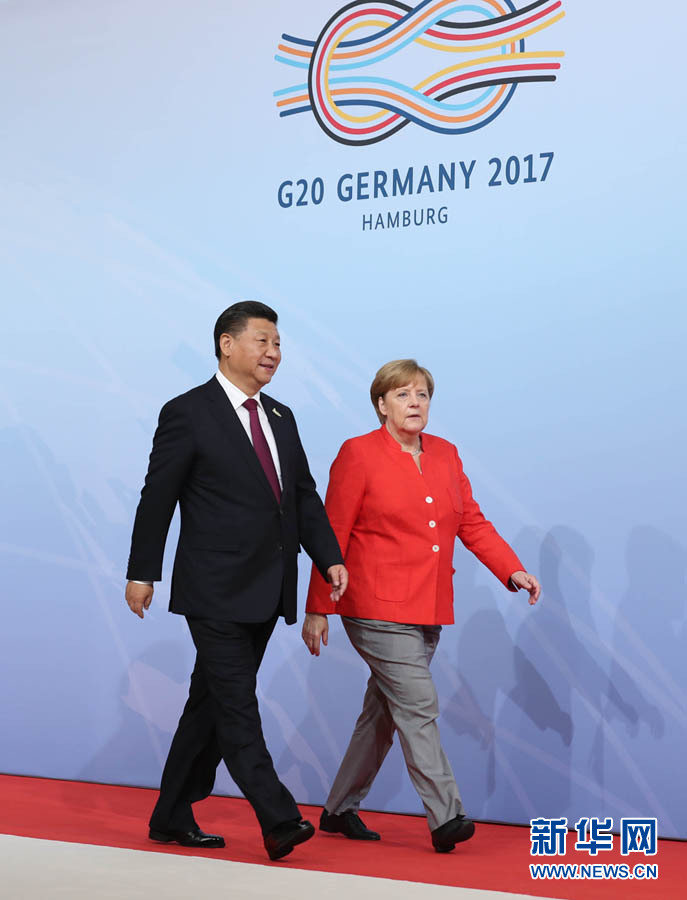 7月7日，二十國集團領(lǐng)導(dǎo)人第十二次峰會在德國漢堡舉行。國家主席習(xí)近平出席并發(fā)表題為《堅持開放包容　推動聯(lián)動增長》的重要講話。這是峰會開始前，習(xí)近平受到德國總理默克爾迎接。新華社記者 劉衛(wèi)兵 攝 