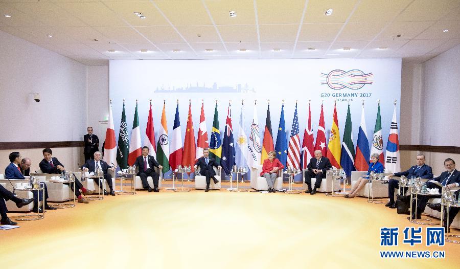 7月7日，二十國集團(tuán)領(lǐng)導(dǎo)人第十二次峰會(huì)在德國漢堡舉行。國家主席習(xí)近平出席并發(fā)表題為《堅(jiān)持開放包容　推動(dòng)聯(lián)動(dòng)增長》的重要講話。這是峰會(huì)前，習(xí)近平出席二十國集團(tuán)峰會(huì)領(lǐng)導(dǎo)人座談會(huì)。新華社記者 李學(xué)仁 攝 