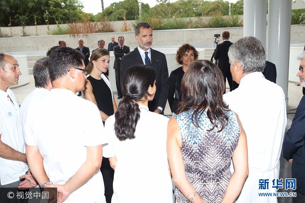 當(dāng)?shù)貢r(shí)間2017年8月19日，西班牙巴塞羅那，西班牙國王菲利普六世和萊蒂齊亞王后探望巴塞羅那恐襲案傷者。***_***BARCELONA, SPAIN - AUGUST 19:  In this handout photo provided by Casa de S.M. el Rey de Espana, King Felipe VI of Spain and Queen Letizia of Spain meets with medical staff as they arrive to visit last Thursday's terrorist attack victims at the Hospital de la Santa Creu i Sant Pau on August 19, 2017 in Barcelona, Spain. Thirteen people were killed and dozens injured in the Las Ramblas area of Barcelona when a van hit crowds on August 17.  (Photo by Casa de S.M. el Rey de Espana via Getty Images)