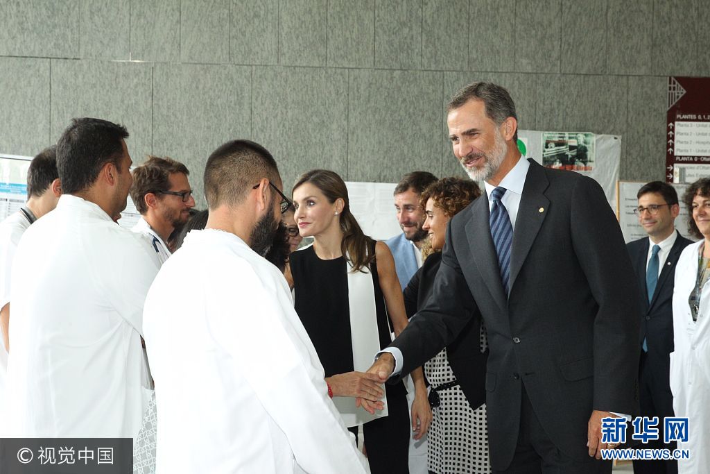 當(dāng)?shù)貢r間2017年8月19日，西班牙巴塞羅那，西班牙國王菲利普六世和萊蒂齊亞王后探望巴塞羅那恐襲案傷者。***_***BARCELONA, SPAIN - AUGUST 19:  In this handout photo provided by Casa de S.M. el Rey de Espana, King Felipe VI of Spain and Queen Letizia of Spain meets with medical staff as they arrive to visit last Thursday's terrorist attack victims at the Hospital de la Santa Creu i Sant Pau on August 19, 2017 in Barcelona, Spain. Thirteen people were killed and dozens injured in the Las Ramblas area of Barcelona when a van hit crowds on August 17.  (Photo by Casa de S.M. el Rey de Espana via Getty Images)