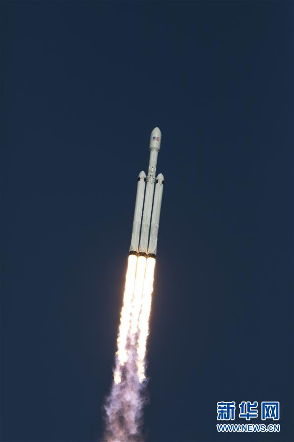 （國(guó)際）（1）&ldquo;獵鷹重型&rdquo;運(yùn)載火箭帶特斯拉跑車飛向火星