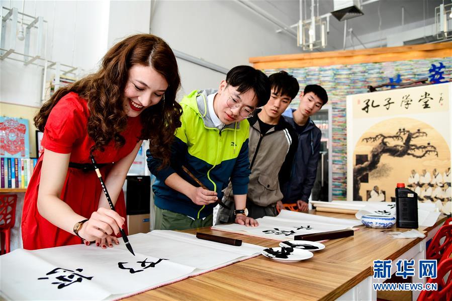 （新華全媒頭條&middot;上合青島峰會(huì)&middot;圖文互動(dòng)）（13）遠(yuǎn)航，揚(yáng)起&ldquo;上海精神&rdquo;的時(shí)代風(fēng)帆&mdash;&mdash;寫在上海合作組織成員國元首理事會(huì)第十八次會(huì)議即將召開之際