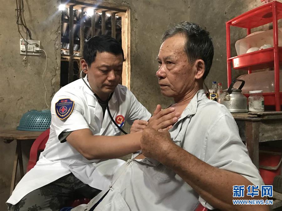 （國際&middot;圖文互動）（1）&ldquo;感謝中國軍醫(yī)帶來康復信心&rdquo;&mdash;&mdash;中國人民解放軍醫(yī)療隊赴越南邊境地區(qū)巡診紀實