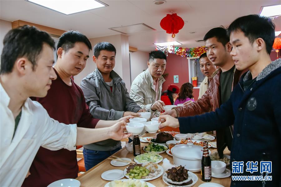 （國(guó)際&middot;圖文互動(dòng)）（3）遠(yuǎn)洋巨輪上遲來的年夜飯
