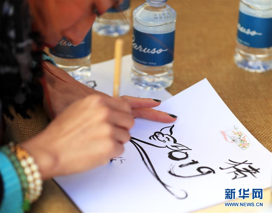 （國際&middot;圖文互動）（1）到洛杉磯農(nóng)夫市場紅紅火火過大年