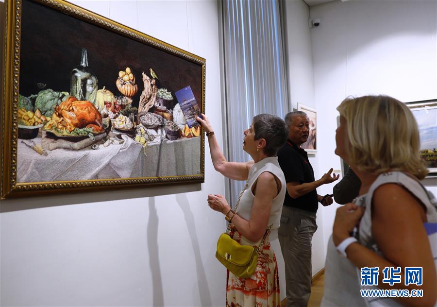 （國(guó)際&middot;圖文互動(dòng)）（2）上海絨繡歐洲交流展在布魯塞爾開幕